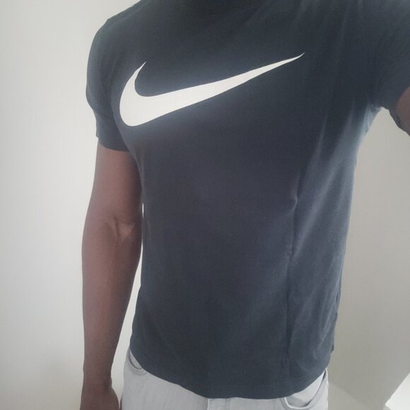 🔥 FOR SALE: Nike T-Shirt – Size M, Black 🔥 - Picture 1 of 10